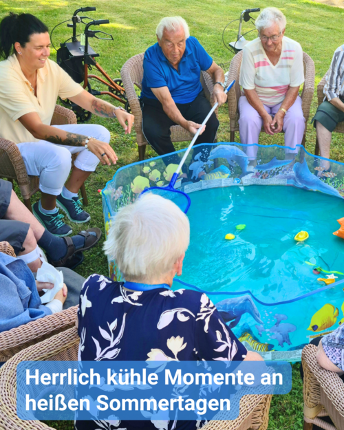 Eine Gruppe von Senioren und Senioren genießen den schattigen Platz im Garten gemeinsam mit einer Betreuerin. Sie sitzen im Kreis um ein kleinen Swimmingpool, gefüllt mit Wasser und Wasserspielzeug, was sie gemeinsam heraus angeln. Bildbeschriftung: Herrlich kühle Momente an heißen Sommertagen