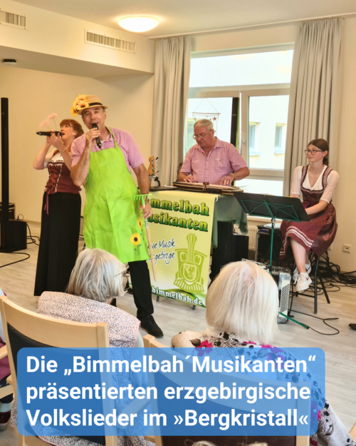 Vier Musiker in volkstümlicher Tracht präsentieren ihre Musik vor einem älteren Publikum. Bildbeschriftung: Die „Bimmelbah´Musikanten“ präsentierten erzgebirgische Volkslieder im »Bergkristall«