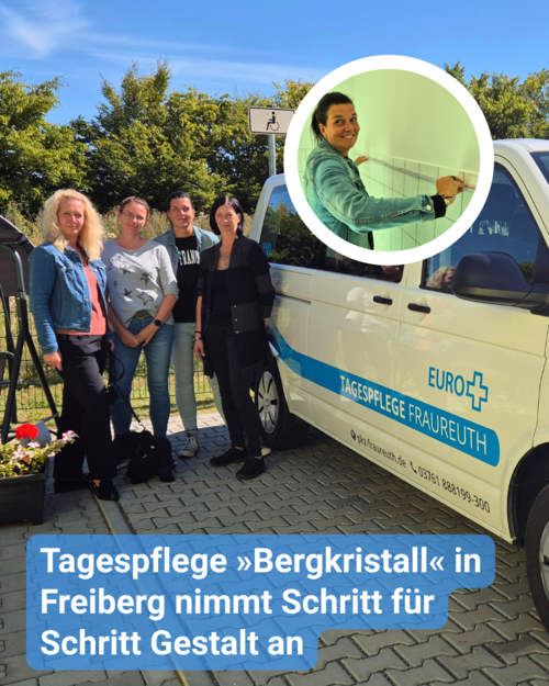 Das Team von der Tagespflege Freiberg trifft sich mit dem Team der Tagespflege Fraureuth und macht ein Gruppenfoto vor dem Auto der Tagespflege. Im Hintergrund ist ein kleines rundes Bild mit einer Frau zu sehen, die die Küche ausmisst. Bildbeschriftung: Tagespflege »Bergkristall« in Freiberg nimmt Schritt für Schritt Gestalt an